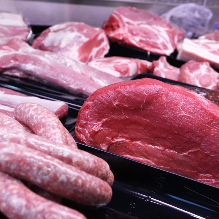 Verschiedene Fleischssorten in einer Fleischtheke (Foto: IMAGO, imago images/U. J. Alexander)
