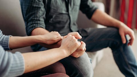 Hände halten einander: Im Verlauf eines Jahres ist in Deutschland etwa jeder vierte Erwachsene von einer psychischen Erkrankung betroffen