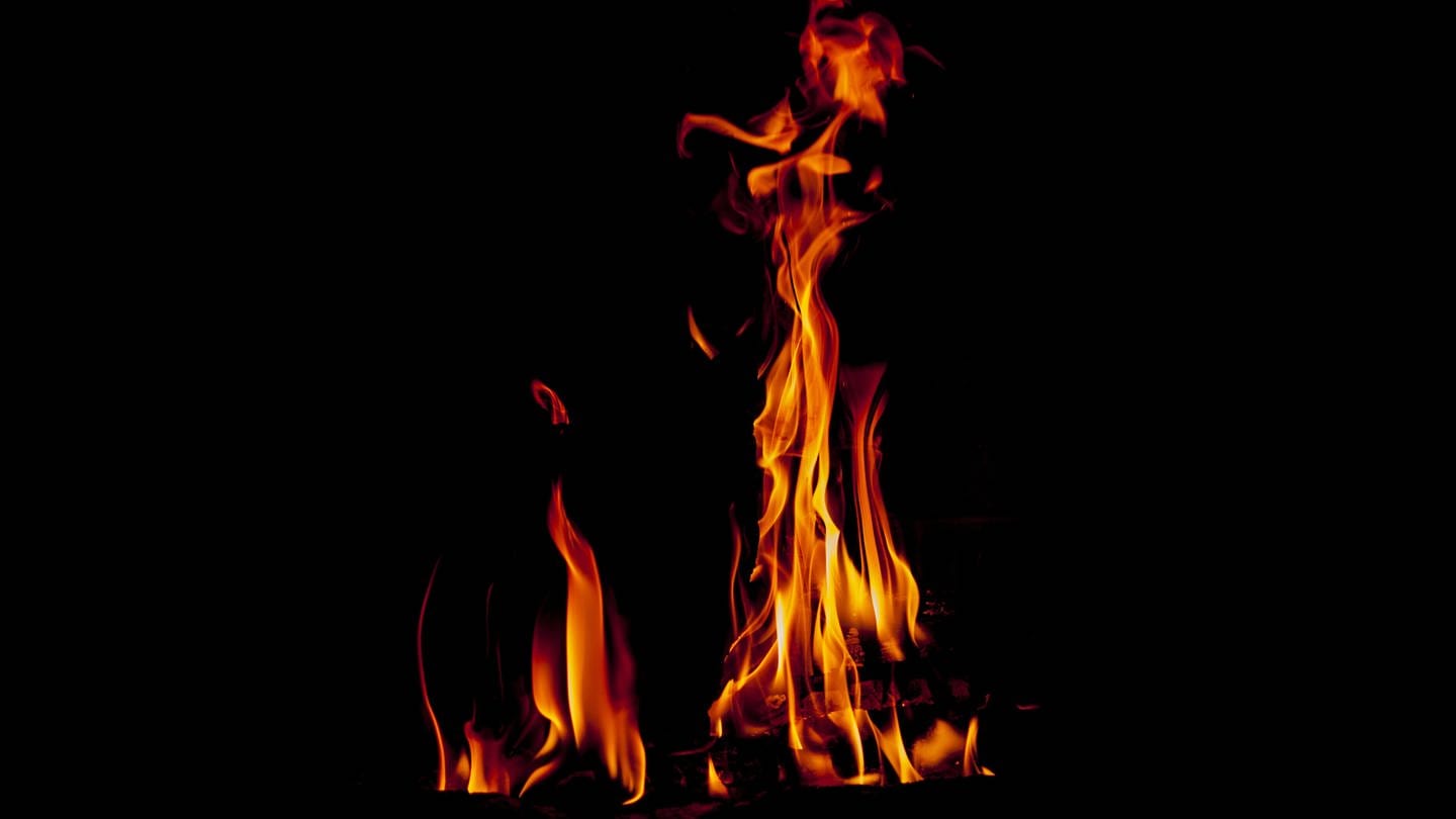 Flammen vor schwarzem Hintergrund (Foto: IMAGO, IMAGO / agefotostock)