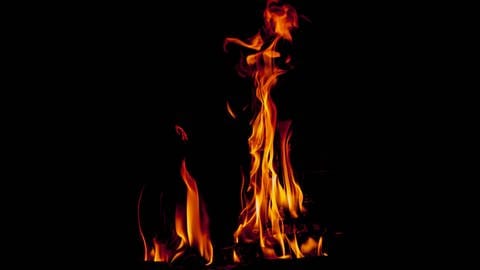 Flammen vor schwarzem Hintergrund (Foto: IMAGO, IMAGO / agefotostock)