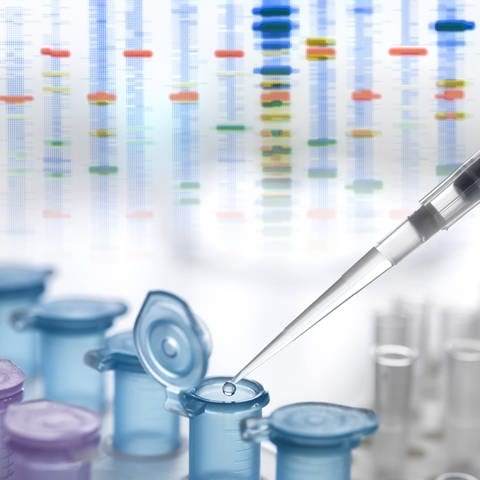 Eine Pipette träufelt DNA in ein Döschen (Foto: IMAGO, imago images / Westend61)