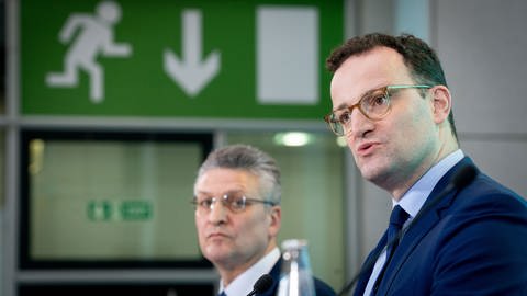 Jens Spahn (CDU), Bundesminister für Gesundheit, und Lothar H. Wieler (l), Präsident des Robert Koch-Instituts, äußern sich auf einer Pressekonferenz zum ersten Coronavirus-Fall in Deutschland.