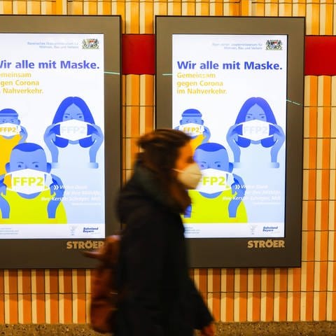 Masken-Trägerin in der Münchener U-Bahn (Foto: IMAGO, IMAGO / Leonhard Simon)