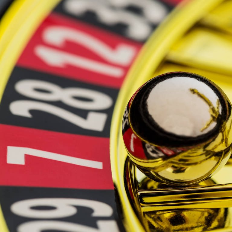 Die Kugel eines Roulettespiels liegt auf einer ungeraden Zahl (Foto: IMAGO, imago/McPHOTO)