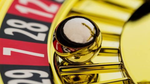 Die Kugel eines Roulettespiels liegt auf einer ungeraden Zahl (Foto: IMAGO, imago/McPHOTO)