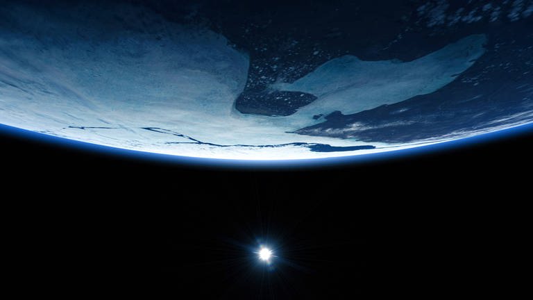 Vereister Planet im Weltall mit einer Sonne im Hintergrund (Foto: IMAGO, McPHOTO/M. Gann)