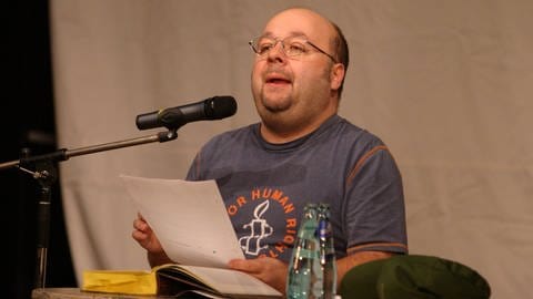 Komiker Dirk Bach bei einer Lesung auf der Frankfurter Buchmesse 2004 (Foto: IMAGO, imago/Hoffmann)