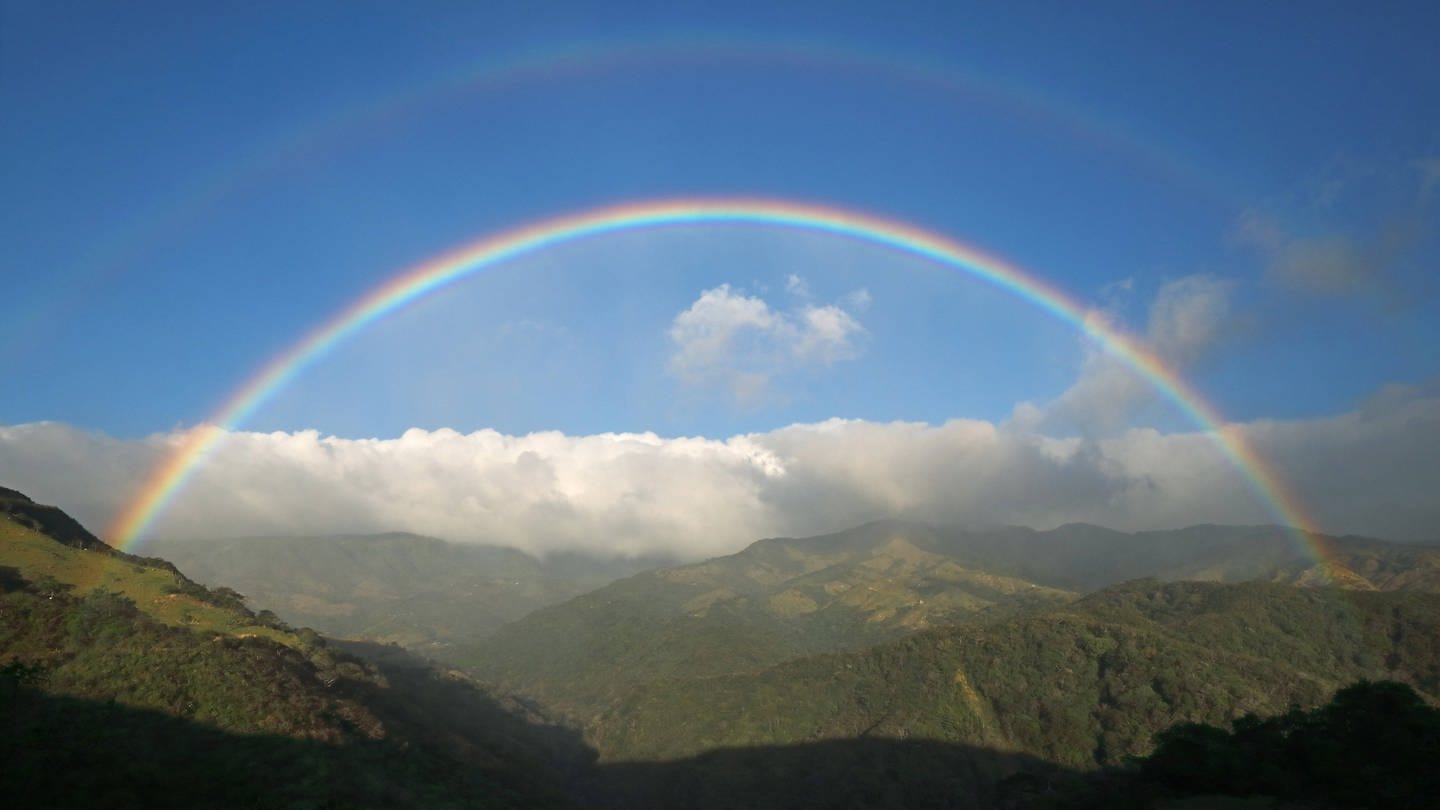Doppelter Regenbogen auf Costa Rica (Foto: IMAGO, M. Woike via www.imago-images.de)