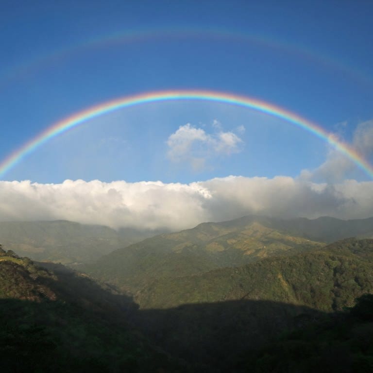 Doppelter Regenbogen auf Costa Rica (Foto: IMAGO, M. Woike via www.imago-images.de)