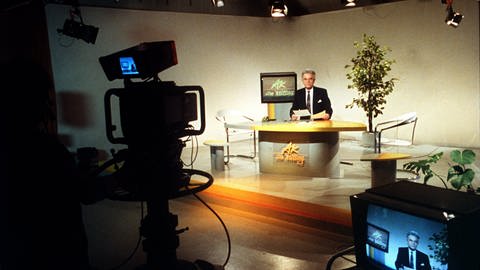 Blick in das Studio der Nachrichtensendung "Aktuelle Kamera" des Deutschen Fernsehfunks der ehemaligen DDR während einer Sendung am 7.12.1990 (Foto: dpa Bildfunk, ADN Zentralbild / dpa)