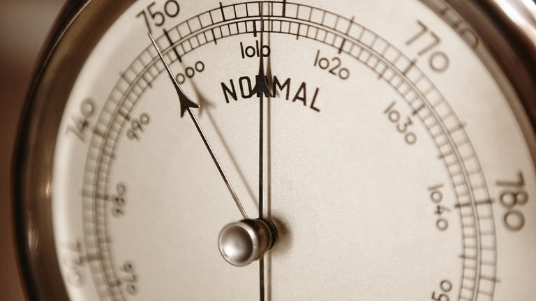 Klassisches Barometer im Detail (Foto: IMAGO, ABBPhoto via www.imago-images.de)