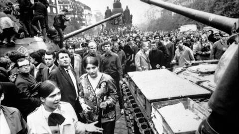 Russische Panzer umgeben von Menschen in Prag am 21. August 1968, historisch bekannt als der "Prager Frühling" (Foto: IMAGO, Imago CTK Photo)