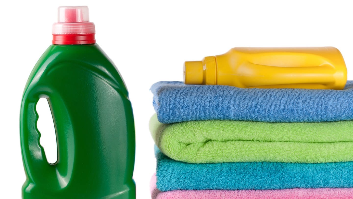 Weichspüler neben frisch gewaschenen weichen Handtüchern (Foto: IMAGO, IMAGO / agefotostock)
