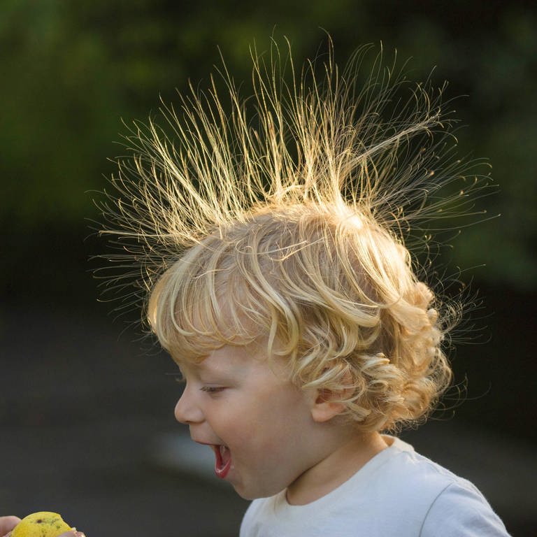 Kind mit aufgestellten Kopfhaaren (Foto: IMAGO, imago images/blickwinkel)