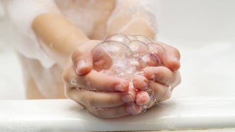 Hände halten Badeschaum (Foto: IMAGO, imago images/Bilanol)