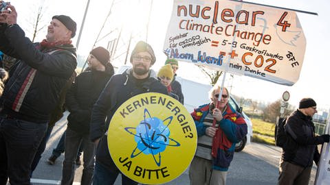 Während Atomkraftgegner*innen die Abschaltung von Block 2 des Atomkraftwerk Philippsburg 2019 feiern, ruft der Verein Nuklearia, der Atomkraft als Lösung für die Klimakrise ansieht, zur Demonstration mit Schildern wie "Atomkraft - ja bitte!" (Foto: IMAGO, IMAGO / Jannis Große)