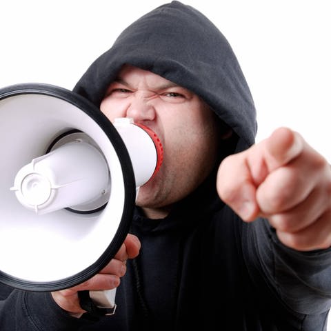 Mann mit Megafon schreit seine Wut heraus (Foto: IMAGO, IMAGO / mm images/Neudert)