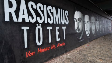 Unter der Friedensbrücke in Frankfurt erinnert ein 27 Meter langes Gedenk- Graffiti an die Opfer des Attentats in Hanau am 19. Februar 2020. (Foto: IMAGO, imago images/Marcel Lorenz)