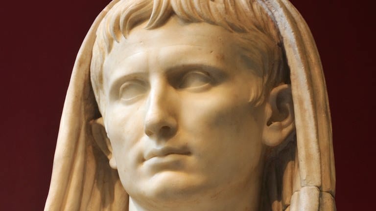 Statue des Augustus im Römischen Nationalmuseum: Stammen wir alle von Augustus ab? (Foto: IMAGO, IMAGO / agefotostock)
