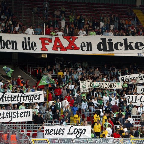 Wolfsburger Fans haben die Faxen dicke - auf einzelnen Plakaten präsentieren sie gesammelte Fanproteste (Foto: IMAGO, imago/Garcia)