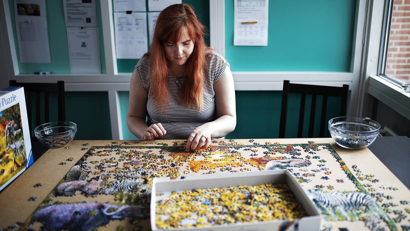 Kirsten Damgaard Petersen, eine junge Autistin, beim Puzzlespielen