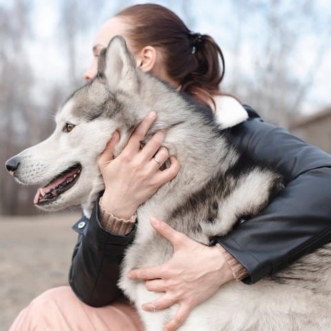 Frau umarmt Hund (Foto: IMAGO, Ekaterina Yakunina via www.imago-images.de)