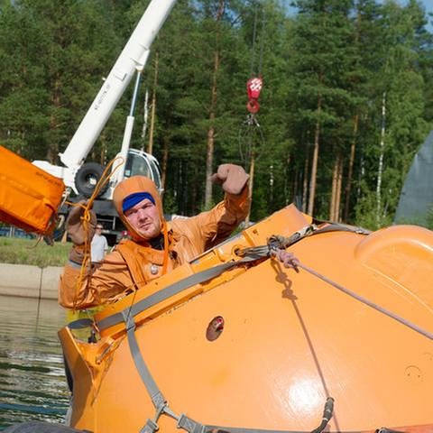 Alexander Gerst trainiert bei einer Übung in Russland für eine mögliche Notlandung der Sojus-Kapsel im See oder Meer (2016) (Foto: picture-alliance / dpa, Gagarin-Zentrum - Foto: Gagarin-Zentrum/dpa)