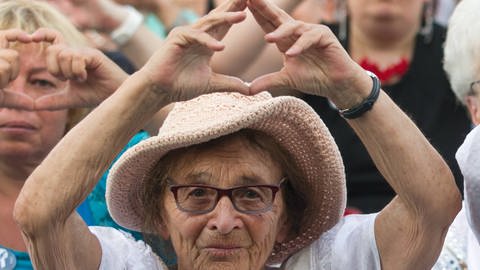 Die Philosophin Agnes Heller demonstriert 2016 vor dem Parlament mit den Beschäftigten des Gesundheitswesens (Foto: IMAGO, Szilard Vörös/EST&OST via www.imago-images.de)