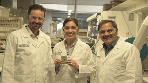 Die Forscher Matthew Hill (links), Mahdokht Shaibani (Mitte) und Mainak Majumder präsentieren den neuartigen Schwefel-Lithium-Akku. (Foto: Monash University)