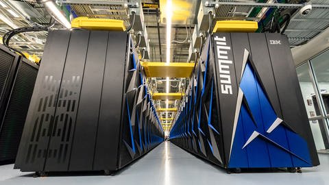 IBM-Supercomputer "Summit" (Foto: dpa Bildfunk, Foto: Carlos Jones/Oak Ridge National Laboratory, U.S. Department of Energy/dpa )