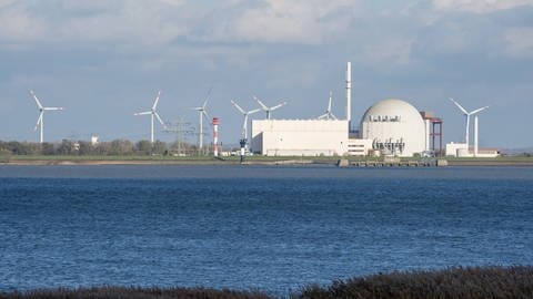 Atomkraftwerk an Flussufer. (Foto: IMAGO, IMAGO / Chris Emil Janßen)