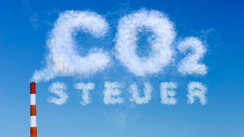 Text "CO2 Steuer" geformt aus Wolken, die aus einem Schornstein aufsteigen. (Foto: IMAGO, IMAGO / CHROMORANGE)