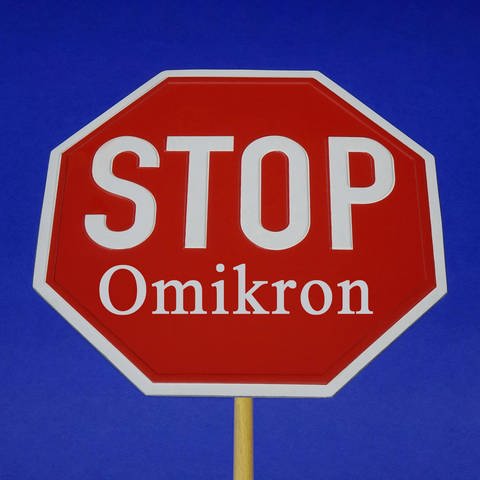 Stoppschild mit der Aufschrift: "STOP Omikron" (Foto: IMAGO, IMAGO / Steinach)