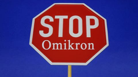 Stoppschild mit der Aufschrift: "STOP Omikron" (Foto: IMAGO, IMAGO / Steinach)