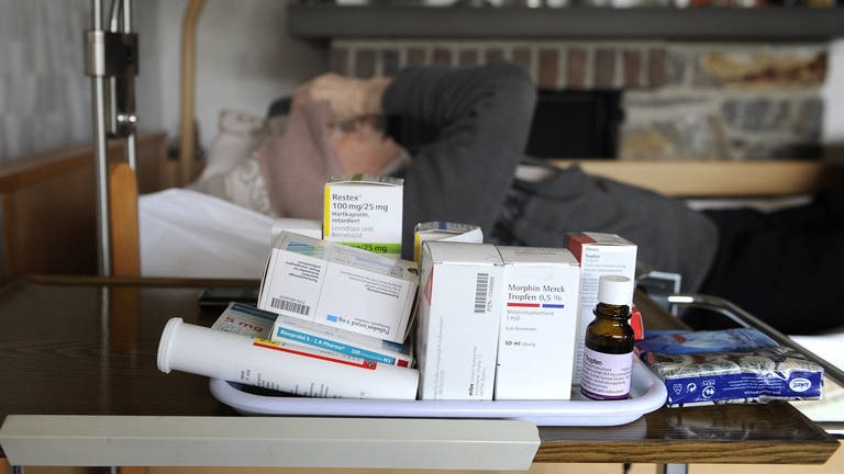 Gibt es neben Morphium Schmerzmittel, die nicht süchtig machen? (Foto: IMAGO, IMAGO / Sven Simon)