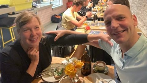 Selfie von Benjamin List und seiner Frau in einem Café in Amsterdam. (Foto: picture-alliance / Reportdienste, picture alliance/dpa | Benjamin List)