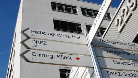 Beschilderung zum Deutschen Krebsforschungszentrum (dkfz) in Heidelberg. (Foto: IMAGO, IMAGO / Panthermedia)