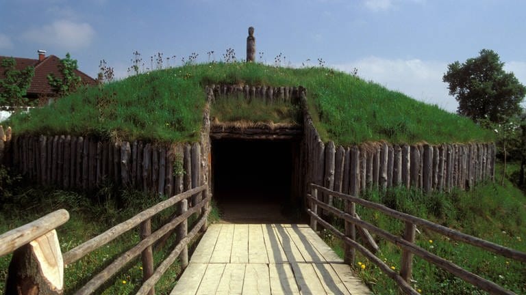 Eingang eines keltischen Hügelgrabes im Keltenmuseum Mitterkirchen in Oberösterreich: Woher kamen die Kelten ursprünglich? (Foto: IMAGO, IMAGO / imagebroker/Handl)