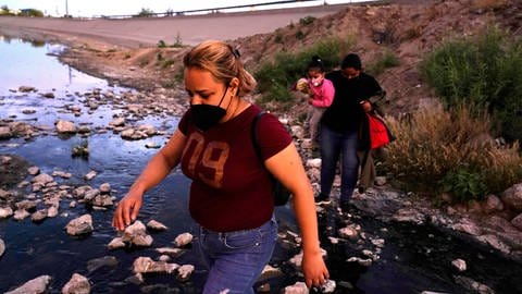 Flüchtende überqueren den Rio Bravo von Mexiko in die USA - seit Beginn 2021 nahm die US-Grenzpolizei über eine Million Menschen fest, die höchste Zahl in mehr als zwei Jahrzehnten (Foto: IMAGO, IMAGO / NurPhoto)