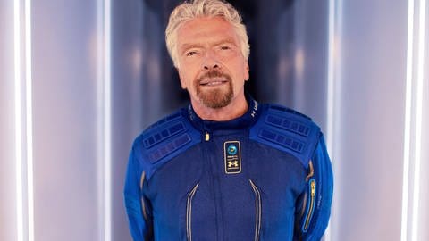 Milliardär Richard Branson im Raumfahrter-Outfit. (Foto: IMAGO, IMAGO / ZUMA Press)