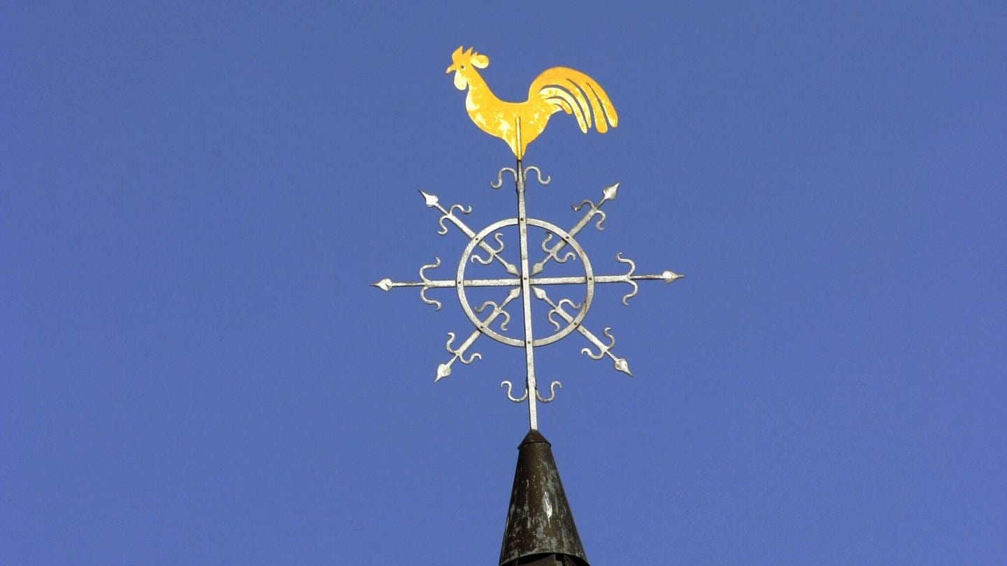 Goldener Hahn auf einem spitzen Kirchturm: Was bedeutet der Hahn auf einem Kirchturm? (Foto: IMAGO, IMAGO / imagebroker/möbus)