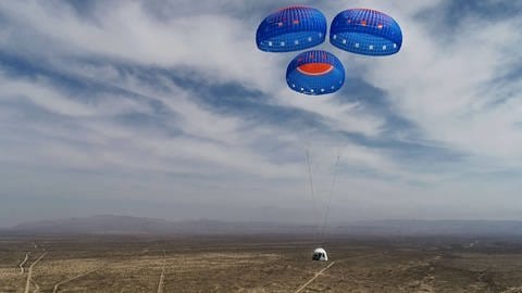 Raumkapsel New Shepard von Blue Origin bei der Landung mit Fallschirmen (Foto: IMAGO, IMAGO / UPI Photo)