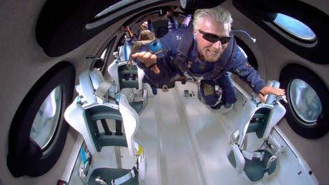 Richard Branson schwerelos bei seinem Flug ins All (Foto: IMAGO, Imago/ZUMA Wire/Virgin Galactic)