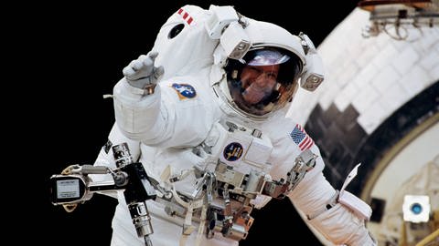 Astronaut Claude Nicollier bei der Reparatur des Hubble-Teleskops (Foto: IMAGO, Imago / ZUMA Wire)