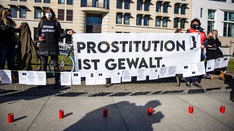Demonstration zum Internationalen Frauentag in Berlin am 8. März 2021, Schild mit der Aufschrift: "Prostitution ist Gewalt."