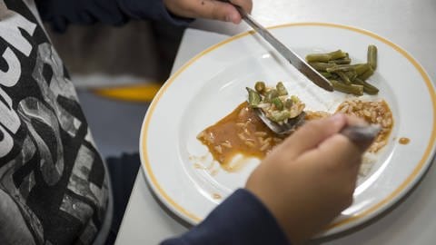There have been some efforts to provide children with better school food.  But in many places this fails because of bureaucracy.  (Photo: IMAGO, imago / Florian Gaertner)