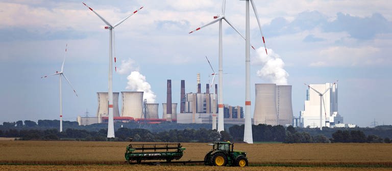 Traktor und Windräder vor einem Kohlekraftwerk - Wie könnte die Wirtschaft in Zukunft aussehen? (Foto: picture-alliance / Reportdienste, picture alliance / Geisler-Fotopress | Christoph Hardt/Geisler-Fotopres)