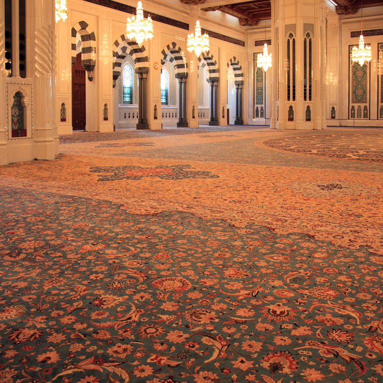 Die Große Sultan-Qabus-Moschee in Muscat ist die Hauptmoschee in Oman: Sie gilt als eines der wichtigsten Bauwerke des Landes und als eine der weltweit größten Moscheen (Foto: IMAGO, IMAGO / H. Tschanz-Hofmann)