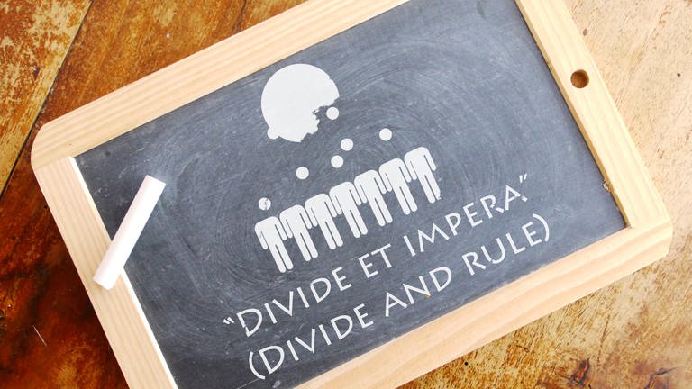 Tafel mit Aufdruck "DIVIDE ET IMPERA" (Foto: IMAGO, IMAGO / agefotostock)
