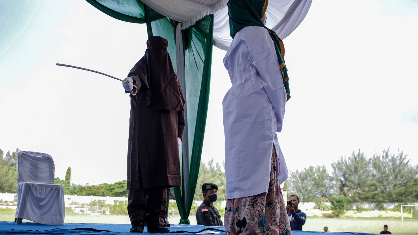 Peitschenhiebe als Strafe laut Scharia in Lhokseumawe, Indonesien, im März 2022 (Foto: IMAGO, IMAGO / NurPhoto)